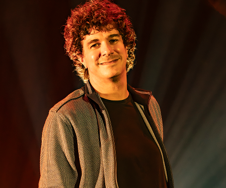 Photo promotionnelle de Jérôme Charlebois avec éclairage de spectacle en arrière-plan